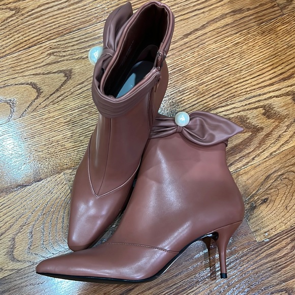 sealed booties with pearl half bow detail - Picture 1 of 3